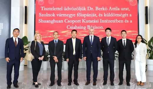 匈牙利亚斯-瑙吉孔-索尔诺克州州长Dr. Berkó Attila一行莅临双环传动参观考察